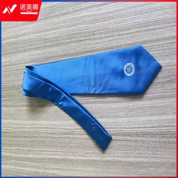 越亚深蓝色领带绣大学校徽，标准尺寸 材质：涤丝